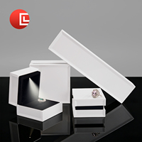 Boîte de rangement et présentoir à bijoux carrée moderne à LED pour bagues, colliers, bracelets, pendentifs, boucles d'oreilles, joncs - Vente en gros