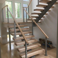 Escalier moderne à poutre simple ouverte avec marches en chêne et garde-corps en câble d'acier inoxydable