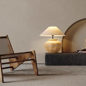 Lámpara de Mesa LED Flexible de Estilo Chino Moderno y Minimalista, Lámpara de Noche de Cerámica Resistente a Altas Temperaturas para Dormitorio, Decoración para Casa de Huéspedes - Product Image 1