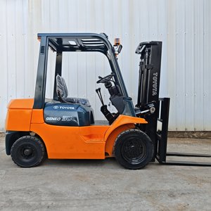 Chariot élévateur Toyota d'occasion de 3 tonnes, poids 4500 kg, 700 heures de fonctionnement, inspection vidéo et rapport inclus, à vendre - Product Image 3