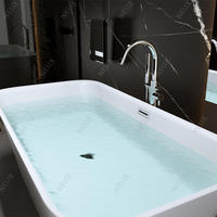 Baignoire autoportante rectangulaire moderne en acrylique blanc avec drain central pour la rénovation d'hôtels et de villas