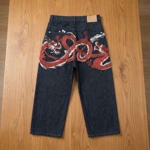 Jeans de mezclilla para hombre, lavado oscuro, corte recto, con bordado de dragón rojo en los bolsillos traseros - Product Image 3