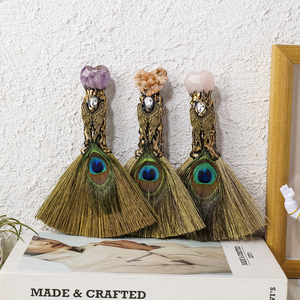 Escoba de Bruja con Plumas de Pavo Real y Cristal Natural, para Meditación, Altar, Limpieza Espiritual y Decoración del Hogar - Product Image 1