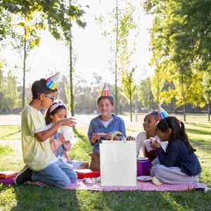 กระเป๋าหิ้วแบบไม่ทอ สำหรับใส่กลับบ้าน  แบบกันความร้อน กันน้ำ  พร้อมโลโก้สั่งทำ เป็นมิตรกับสิ่งแวดล้อม - Product Image 6