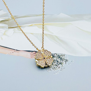 La nuova collana di quadrifoglio d'amore femminile un paio di due indossano una catena di clavicola da cuore a cuore all'ingrosso - Product Image 4