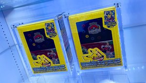 Estuche Acrílico Transparente para Cartas Coleccionables RAY YI, Edición Campeonato Mundial Escarlata y Violeta, Pikachu Yokohama - Product Image 4