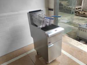 OUTE 28L Freistehende Gas-Fritteuse für Gewerbe 3 Brenner 2 Körbe Edelstahl 27KW Leistung Schnellrestaurant - Product Image 2