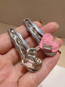 กิ๊บติดผมโลหะผสมสีเทาเงินทันสมัยสำหรับผู้หญิง กิ๊บรูปหัวใจแบบปากเป็ด ติดผมหน้าม้า ไม่ลื่นหลุด เครื่องประดับผม - Product Image 6