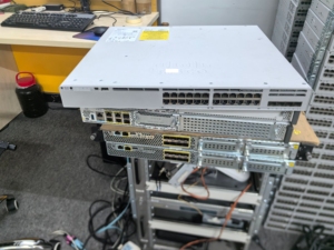 สวิตช์เครือข่าย C9300L-24P-4X-E กิกะบิตอีเธอร์เน็ต 24 พอร์ต แคตาลิสต์ 9300 สวิตช์อัปลิงค์คงที่ 24 พอร์ต PoE+ อัปลิงค์ 4X10G - Product Image 5