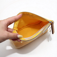 Pochette de maquillage jaune avec superposition en maille blanche et fermeture éclair supérieure, pour rouges à lèvres, poudres compactes et articles de beauté essentiels