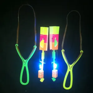 light arrow rocket Suppliers-Lichtgevende Grote Slingshot Licht-Up Speelgoed Catapult Kid 'S Outdoor Gaming Speelgoed Blauw Licht Rocket Pijlen Vliegende Speelgoed Lichtgevende vliegende Raket