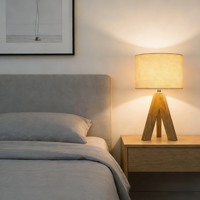 Lampe de table LED sur trépied en bois avec abat-jour en tissu - Bras flexible européen, lumière blanc chaud, fonctionne sur piles, recharge USB, écologique pour la maison