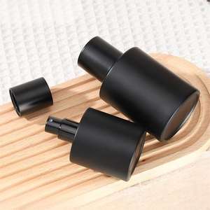 Vente en gros de flacons de parfum en verre de luxe <span class=keywords><strong>d</strong></span>époli noir de 30ml 50ml en forme de cylindre vide avec <span class=keywords><strong>bois</strong></span> mat pour couvercle à bille - Product Image 1
