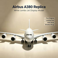 Maquette de jet géant Airbus A380 blanc avec quatre moteurs, train d'atterrissage et structure d'aile détaillée