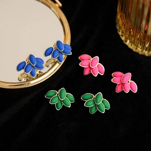 ต่างหูเงินแท้ S925 ชุบทอง ประดับเพทายสีเขียววินเทจ ลายเรขาคณิต ดีไซน์ใหม่ทันสมัย หรูหราเบาๆ สวยงาม โดดเด่นไม่ซ้ำใคร รูปทรงดอกไม้ - Product Image 1