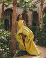 Robe de soirée en satin LM D385 Chartreuse à col halter, corsage ajusté, fente haute ample, superpositions volumineuses et traîne au sol, robe de cérémonie