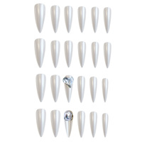 Ongles à presser blancs nacrés rêveurs avec reflets aurore et accents de cristaux en forme de cœur, faux ongles en acrylique pour événements nuptiaux
