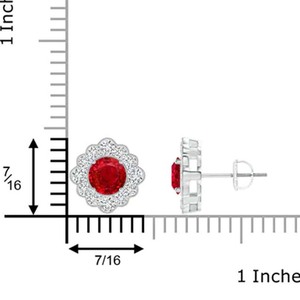 Orecchini a bottone rotondi con fiore di rubino dorato con dettagli Milgrain gioielli in oro 14 carati - Product Image 3