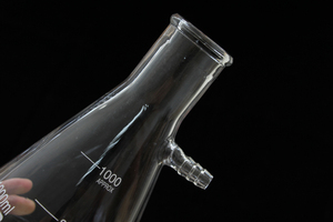 قارورة ترشيح زجاجية للمعمل 500 مللي مع حافة ومشبك جانبي علوي - Product Image 3