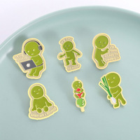 En gros, Badge en émail en forme de personnage de dessin animé 'Green Corner Little Person' pour boutiques de cadeaux, promotion et accessoire pour fans de dessins animés
