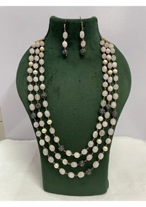 Conjunto de Collar de Cuentas de Piedras Preciosas Hecho a Mano de Triple Capa al por Mayor con Detalles de Perlas y Pendientes a Juego - Proveedor de Joyería de Boutique - Product Image 5