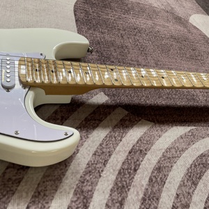 ฟิงเกอร์บอร์ดกีตาร์สีขาว พร้อมคุณสมบัติ SSS Flabellate Maple Neck จัดส่งรวดเร็ว - Product Image 4