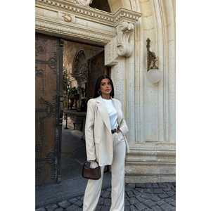 Ensemble de pantalon et veste crème pour femmes - Product Image 1