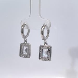 Pendientes de Latón Chapados en Oro con Circonita Cúbica con Corte de Abuela de Tianyu Gems, un Diseño Geométrico de Lujo y Tendencia para Mujer - Product Image 6