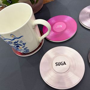 Posavasos Redondo de Cerámica de Alta Calidad con Diseño del Nuevo Álbum ARIRANG de Ídolos de KPOP, JK, J-HOPE, SUGA, V, JIN, JIMIN, RM, Artículos para Fans - Product Image 3