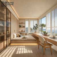 Lit plateforme tatami intégré de style côtier californien moderne avec armoire en verre cannelé pour chambre ensoleillée