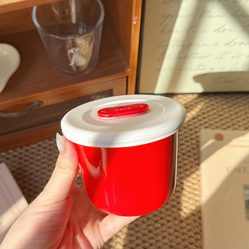 Rojo con tapa blanca.