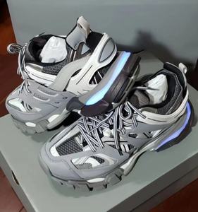 Classique 3.0 - Avec éclairage LED. Chaussures de sport pour hommes et femmes. Chaussures de sport de qualité supérieure, chaussures de fitness d'extérieur à semelle épaisse - Product Image 2