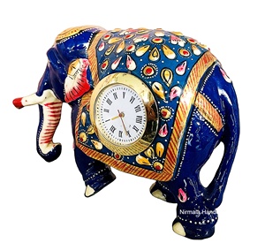Horloge de bureau en aluminium peinte à la main Nirmala Handicrafts, design moderne, fonction de projection, fonctionne à piles, fabriquée au Rajasthan - Product Image 3