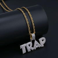 Pendentif de style hip-hop avec un style musical TRAP et de minuscules pierres de zircone incrustées