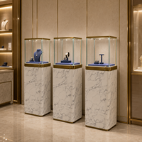 Luxuriöse Moderne Schmuck-Vitrine für den Einzelhandel, Hohe Glasvitrine mit Goldverzierung, LED-Strahler, Marmoroptik-Basis, Robust und Hochwertig