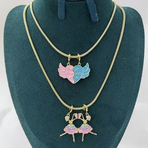 <span class=keywords><strong>BD</strong></span>-C5780 Collier Ailes Danseuses pour Meilleure Amie, Sœur Chérie, avec Cœurs et Fleurs en Émail, Collier BFF en Or 18 carats - Product Image 1
