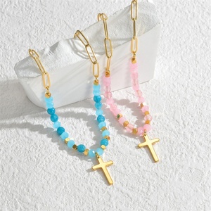 Collier de perles personnalisé minimaliste, fait main, avec breloque croix en cristal - Product Image 1