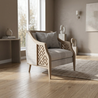 Fauteuil carré moderne rembourré avec accoudoirs incurvés, dossier en mousse, sculpture géométrique sur bois, tissu bleu clair