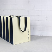 Sac cadeau haut de gamme en carton rigide et papier de qualité supérieure, personnalisé avec impression or, très prisé, doté