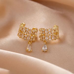 Pendientes de clip con diseño geométrico en forma de C con circonita dorada y gota de agua para mujer - Product Image 3