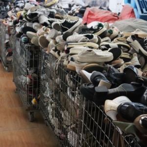 GZ Venta al por mayor en el Reino Unido Tamaños mixtos originales Ukay <span class=keywords><strong>Zapatos</strong></span> Pacas Ropa y <span class=keywords><strong>zapatos</strong></span> usados de segunda mano <span class=keywords><strong>Zapatos</strong></span> mixtos usados - Product Image 2