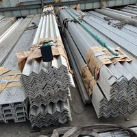 Barre d'angle en acier pré-perforée et rainurée pour système de rayonnage et de stockage en entrepôt