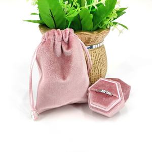 Sac de rangement anti-poussière en velours de flanelle recyclable avec cordon de serrage pour bijoux et écouteurs, personnalisable avec logo - Product Image 2