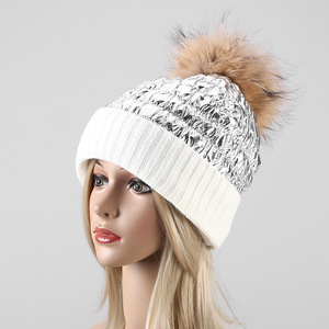 Chapeau d'hiver à <span class=keywords><strong>pompon</strong></span> en <span class=keywords><strong>fourrure</strong></span> de raton laveur <span class=keywords><strong>Bonnet</strong></span> souple pour femmes avec velours Mesdames Chapeau tricoté en <span class=keywords><strong>fourrure</strong></span> véritable Pom Pom Stretchy Chapeau épais et chaud en duvet - Product Image 1