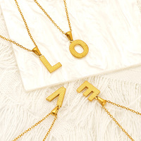 Colliers unisexes tendance en acier inoxydable plaqué or avec pendentif lettre initiale et chaîne serpent, idéal pour la vente en gros et comme cadeau.