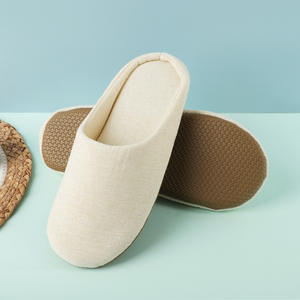 รองเท้าสลิปเปอร์โรงแรมผ้าคอรัลฟลีซแบบกำหนดเอง ดีไซน์สวยงาม สวมใส่สบาย เหมาะสำหรับสปา ห้องพักในร่ม สำหรับแขกทั้งชายและหญิง - Product Image 5