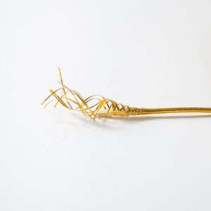 थोक 0.8 मिमी पतली सोने धातु लोचदार कॉर्ड 100% पॉलिएस्टर पर्यावरण के अनुकूल उच्च टेनासिटी 100 मीटर लंबाई उपहार बॉक्स बैग परिधान के लिए - Product Image 3