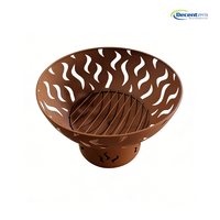 Brasero rond en fer avec découpes décoratives et grille de cuisson pour terrasse extérieure, jardin et camping