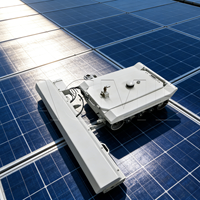 Robot de nettoyage photovoltaïque solaire, machine de nettoyage de panneaux PV à économie d'eau pour les fermes solaires utilitaires, OEM