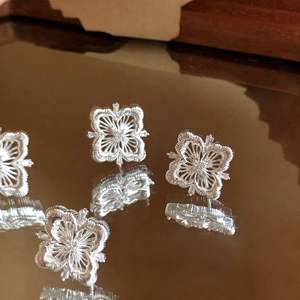 Boucles d'oreilles en argent pur S925 de style antique, serties de diamants en dentelle, boucles d'oreilles en fil d'argent brossé creux, matériau or rose - Product Image 3